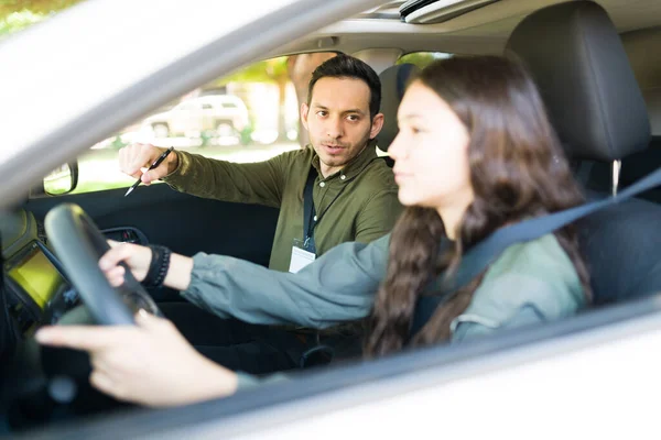 Hispanic Man Giving Instructions Directions Teen Girl Her Driving Lessons — Stock Photo, Image