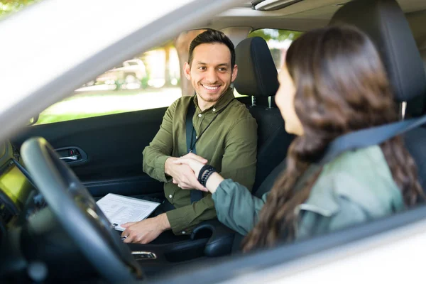 Knappe Mannelijke Instructeur Die Handen Schudt Een Tienermeisje Begroet Voor — Stockfoto