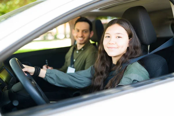 Hermosa Adolescente Sonriendo Sintiéndose Feliz Sentada Dentro Coche Durante Examen —  Fotos de Stock