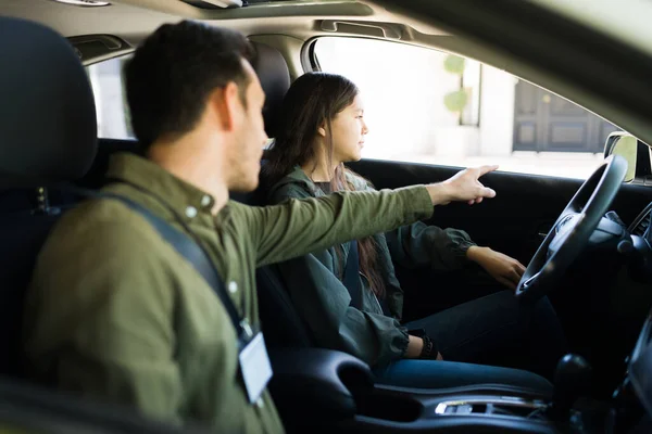 Young Man Giving Instructions Directions Teenage Girl Her Driving Lessons — Stock Photo, Image