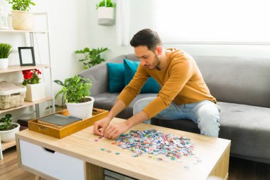 Evde boş bir gün geçirirken mutlu bir adamın portresi. İyi bir ruh sağlığı çalışanını, erkeği, erkeği, bir kişiyi korumak için suluboya resim yapan pozitif Latin bir adam., 