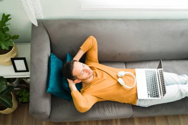 Evde boş bir gün geçirirken mutlu bir adamın portresi. İyi bir ruh sağlığı çalışanını, erkeği, erkeği, bir kişiyi korumak için suluboya resim yapan pozitif Latin bir adam., 