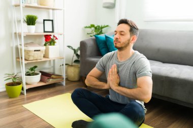 Evde boş bir gün geçirirken mutlu bir adamın portresi. İyi bir ruh sağlığı çalışanını, erkeği, erkeği, bir kişiyi korumak için suluboya resim yapan pozitif Latin bir adam., 