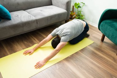 Evde boş bir gün geçirirken mutlu bir adamın portresi. İyi bir ruh sağlığı çalışanını, erkeği, erkeği, bir kişiyi korumak için suluboya resim yapan pozitif Latin bir adam., 