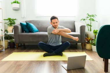 Evde boş bir gün geçirirken mutlu bir adamın portresi. İyi bir ruh sağlığı çalışanını, erkeği, erkeği, bir kişiyi korumak için suluboya resim yapan pozitif Latin bir adam., 