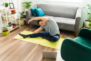 Evde boş bir gün geçirirken mutlu bir adamın portresi. İyi bir ruh sağlığı çalışanını, erkeği, erkeği, bir kişiyi korumak için suluboya resim yapan pozitif Latin bir adam., 