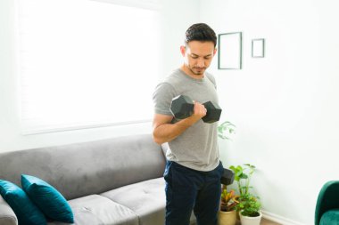 Evde boş bir gün geçirirken mutlu bir adamın portresi. İyi bir ruh sağlığı çalışanını, erkeği, erkeği, bir kişiyi korumak için suluboya resim yapan pozitif Latin bir adam., 