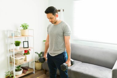 Evde boş bir gün geçirirken mutlu bir adamın portresi. İyi bir ruh sağlığı çalışanını, erkeği, erkeği, bir kişiyi korumak için suluboya resim yapan pozitif Latin bir adam., 