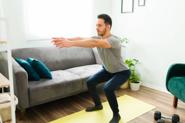 Evde boş bir gün geçirirken mutlu bir adamın portresi. İyi bir ruh sağlığı çalışanını, erkeği, erkeği, bir kişiyi korumak için suluboya resim yapan pozitif Latin bir adam., 