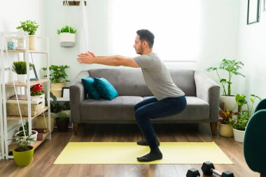 Evde boş bir gün geçirirken mutlu bir adamın portresi. İyi bir ruh sağlığı çalışanını, erkeği, erkeği, bir kişiyi korumak için suluboya resim yapan pozitif Latin bir adam., 