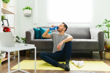 Evde boş bir gün geçirirken mutlu bir adamın portresi. İyi bir ruh sağlığı çalışanını, erkeği, erkeği, bir kişiyi korumak için suluboya resim yapan pozitif Latin bir adam., 