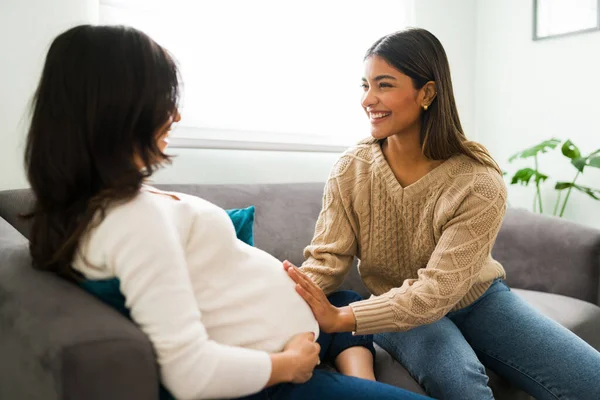 Expectant Mother Sitting Sofa Home Visit Her Happy Doula Smiling — Stock fotografie