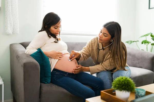 Doula Hispânica Parteira Colocando Estetoscópio Barriga Nua Uma Mulher Grávida — Fotografia de Stock