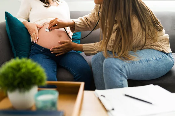 Bela Parteira Usando Estetoscópio Barriga Nua Uma Gestante Latina Doula — Fotografia de Stock