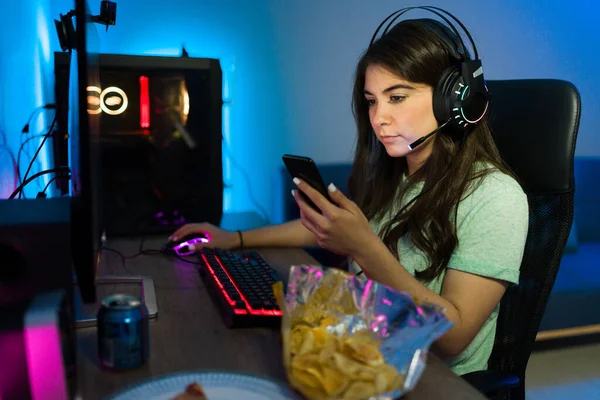 Caucasian Female Gamer Texting Using Social Media Her Smartphone Young — Stock Photo, Image