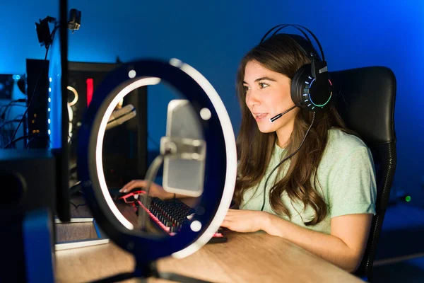 Attractive Young Woman Headphones Speaking Online Player Microphone While Playing — Stock Photo, Image