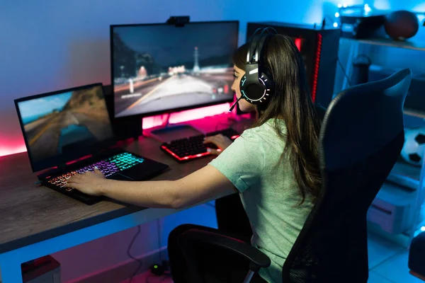 Mujer Caucásica Gamer Con Auriculares Que Utilizan Ordenador Portátil Juegos —  Fotos de Stock