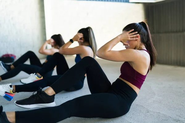 Sportliche Frauen Aktivkleidung Beim Training Innenräumen Mit Einem Hiit Training — Stockfoto