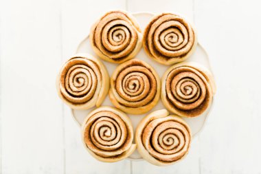 Bir sürü mükemmel ve güzel tarçın fırından çıkıyor ve mutfak masasındaki pasta standında soğuyor. 