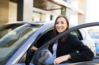Heyecanlı bir bayan girişimci şehirde bir iş görüşmesi için arabasına biniyor. Güzel iş kadını işten sonra eve gitmeye hazır.