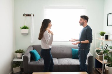 Kızgın genç karı ve koca oturma odasında dikilirken kavga ediyorlar. İspanyol erkek arkadaş ve kız arkadaş sorunlarını tartışıyorlar.