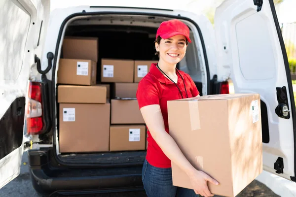 Portret Van Een Aantrekkelijke Blanke Werkneemster Een Rood Uniform Die — Stockfoto