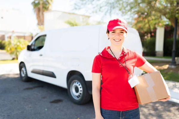 Gelukkige Bevallingsvrouw Een Rood Uniform Glimlachend Naast Haar Witte Busje — Stockfoto