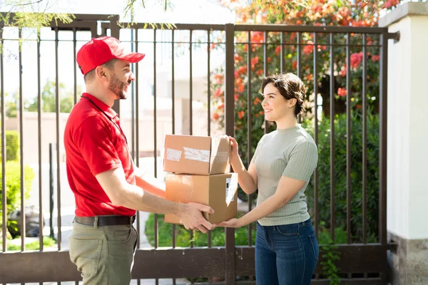 Vista Lateral Una Hermosa Joven Que Recibe Paquetes Repartidor Casa —  Fotos de Stock