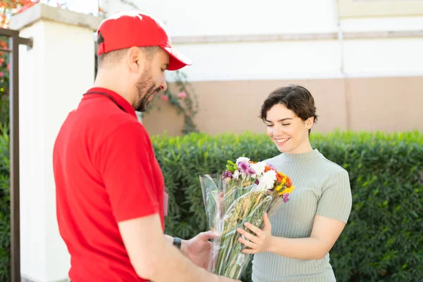 Repartidor Uniforme Que Entrega Ramo Flores Una Hermosa Joven Puerta —  Fotos de Stock