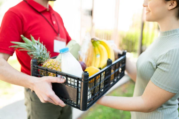 Hombre Trabajador Supermercado Haciendo Servicio Entrega Domicilio Mujer Joven Recibiendo — Foto de Stock