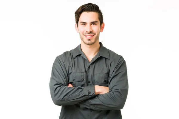 Bello Giovane Uomo Sorridente Mentre Piedi Fronte Uno Sfondo Bianco — Foto Stock