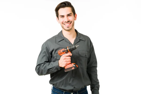 Retrato Jovem Atraente Segurando Uma Broca Elétrica Trabalhando Como Construtor — Fotografia de Stock