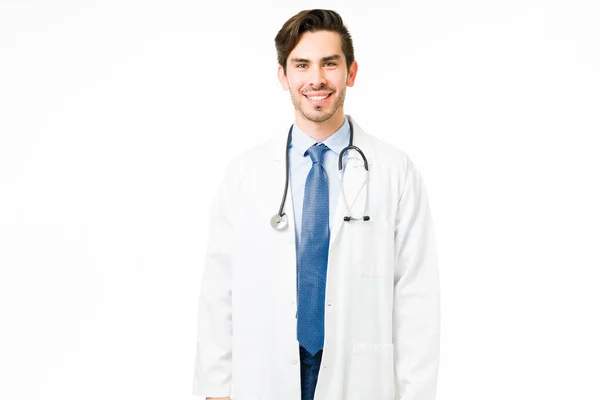 Szczęśliwy Latynoski Lekarz Noszący Płaszcz Stetoskop Podczas Kontaktu Wzrokowego Profesjonalny — Zdjęcie stockowe