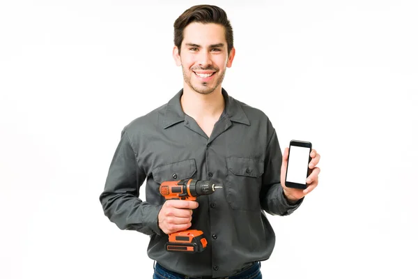 Reparador Atraente Fazendo Contato Visual Sorrindo Enquanto Segurava Uma Broca — Fotografia de Stock