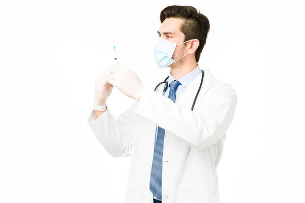 年轻迷人的医生 戴着面罩和手套 准备用注射器给病人接种疫苗 身穿白衣的职业青年男子防止海盗19号病毒 — 图库照片