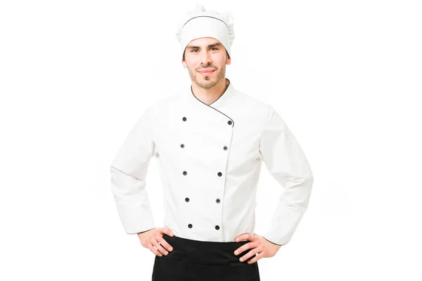 Chef Profesional Feliz Uniforme Sonriendo Haciendo Contacto Visual Con Las — Foto de Stock