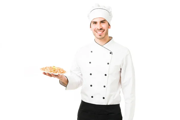 Lächelnder Koch Weißer Uniform Der Ein Köstliches Abendessen Auf Einem — Stockfoto