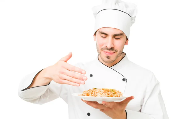 Feliz Chef Profesional Disfrutando Oliendo Plato Espaguetis Que Acaba Cocinar — Foto de Stock