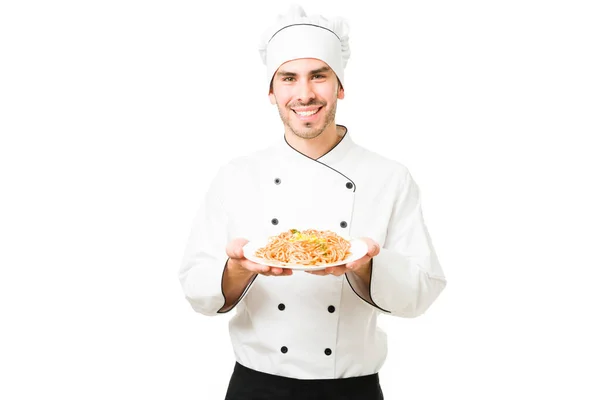 Retrato Chef Atractivo Sonriendo Con Uniforme Blanco Mostrando Plato Con — Foto de Stock