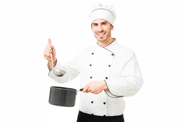 Chef Profesional Haciendo Contacto Visual Mientras Sostiene Cucharón Una Olla — Foto de Stock