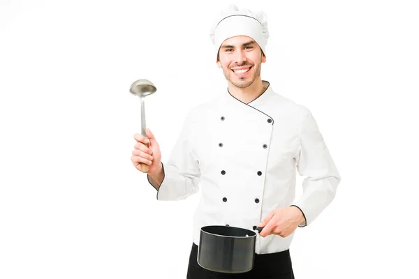 Gut Aussehender Koch Der Einem Restaurant Arbeitet Und Kocht Professionelle — Stockfoto
