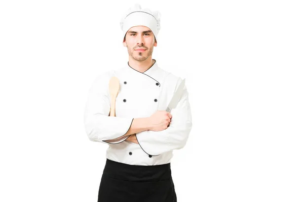 Chef Serio Con Uniforme Blanco Haciendo Contacto Visual Mientras Sostiene — Foto de Stock