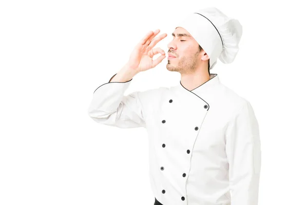 Joven Trabajando Como Chef Restaurante Haciendo Una Deliciosa Cena Orgulloso — Foto de Stock