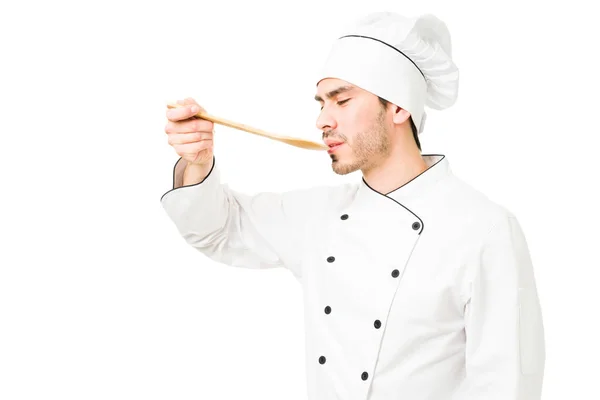 Perfil Atractivo Chef Uniforme Sosteniendo Una Espátula Madera Degustando Nuevo — Foto de Stock