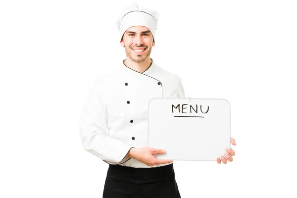 Atractivo Chef Uniforme Blanco Que Muestra Delicioso Menú Restaurante Joven — Foto de Stock