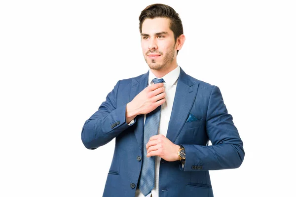 若い弁護士がネクタイをして直して忙しい スーツを着てプロの仕事を誇りに思う成功したビジネスマン — ストック写真