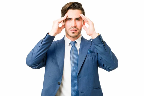 Besorgter Junger Mann Der Aufgrund Seiner Stressigen Beruflichen Arbeit Starke — Stockfoto