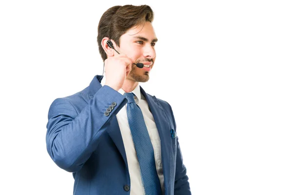 Ελκυστικός Πωλητής Που Μιλάει Πελάτη Ακουστικά Μπροστά Λευκό Φόντο Ισπανόφωνος — Φωτογραφία Αρχείου