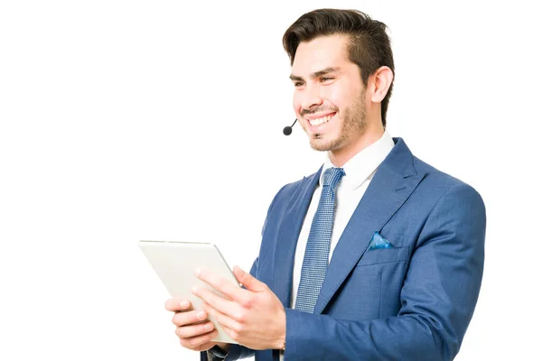 Bir Müşteriyle Konuşurken Tablet Kullanan Satış Bilgilerini Okuyan Kulaklıklı Bir — Stok fotoğraf