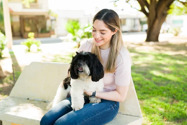 Aantrekkelijke Vrouw Van Zittend Een Bankenpark Lachend Met Een Schattige — Stockfoto